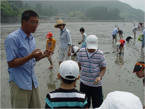 고은식씨가 아이들에게 갯벌의 소중함에 대해 설명하고 있다. 